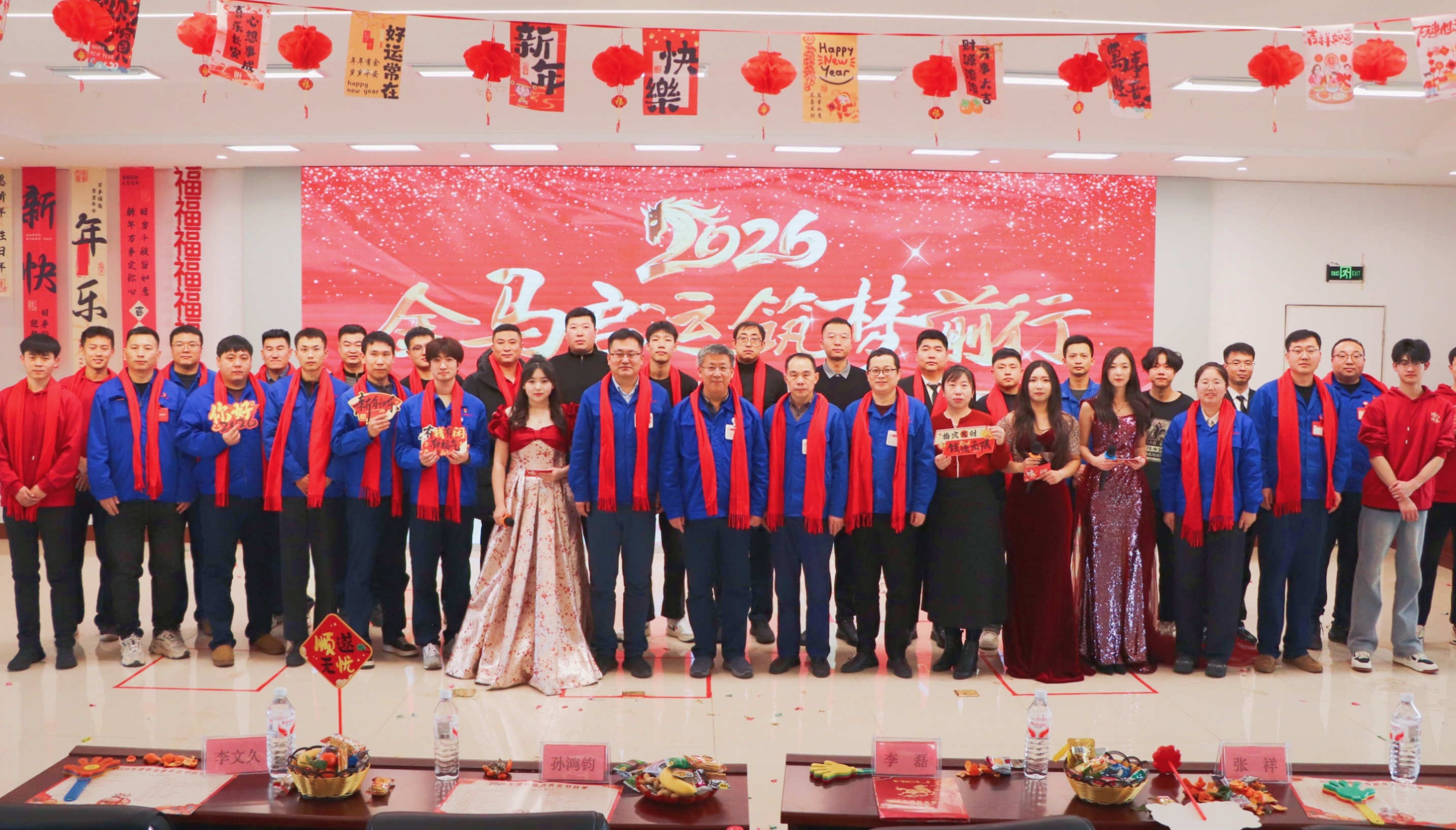 5.演职人员合影留念.JPG 5.演职人员合影留念.JPG